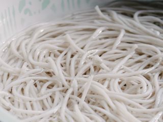 2、江西炒粉,300克米粉水中浸泡至软;