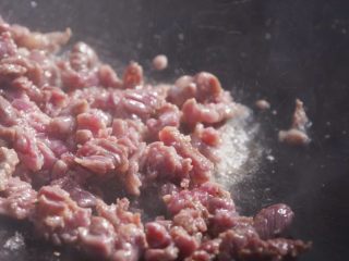 4、江西炒粉,热锅起油,至六成热时放牛肉丁炒散;