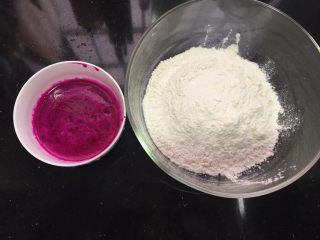 1、自制火龙果面,火龙果榨汁,过筛掉籽,不过筛也行