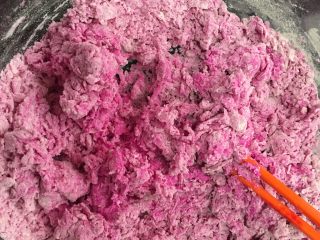 2、自制火龙果面,用筷子搅拌成棉絮状,水要一边到一边搅,不能一次性倒进去