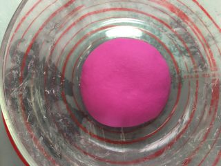 3、自制火龙果面,揉成一个光滑的面团后醒30分钟,使面团更松软