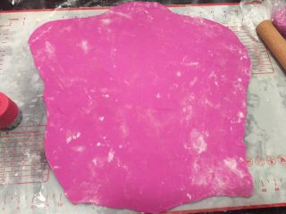 5、自制火龙果面,擀成一个大的面皮,面皮越薄越好