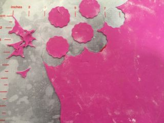 6、自制火龙果面,用磨具压成一个花形