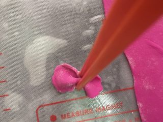 7、自制火龙果面,用筷子在中间一夹,夹的时候不要太用力了,要不夹断了