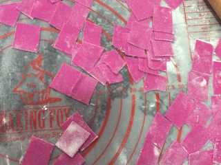9、自制火龙果面,再取一块面皮,切成一小块小块的