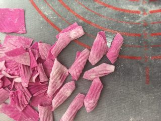 11、自制火龙果面,这是推好的