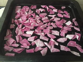 12、自制火龙果面,放在太阳底下晒,晒干后装袋,放冷冻保存