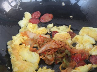 10、辣白菜鸡蛋腊肠炒饭,再放入辣白菜炒