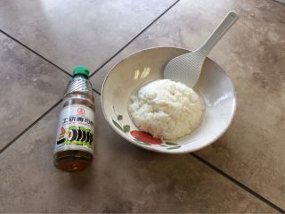 1、星星寿司,将寿司醋放进饭里搅拌，直到饭变酸