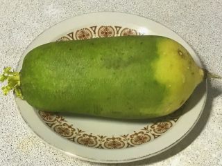 1、过年走油@萝卜丝丸子,青萝卜洗净。