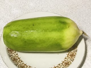 2、过年走油@萝卜丝丸子,去皮。