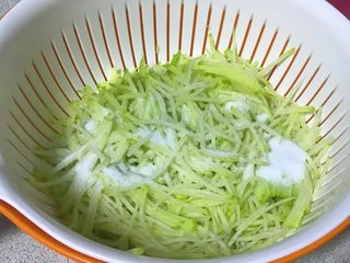 4、过年走油@萝卜丝丸子,叉好的萝卜丝用盐腌制一会儿。