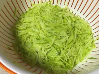 5、过年走油@萝卜丝丸子,萝卜丝出水变软,备用。