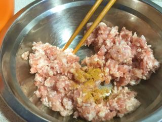 6、过年走油@萝卜丝丸子,肉馅加入十三香一小匙。