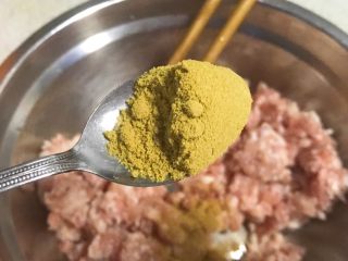 7、过年走油@萝卜丝丸子,加入芫茜粉一小匙。