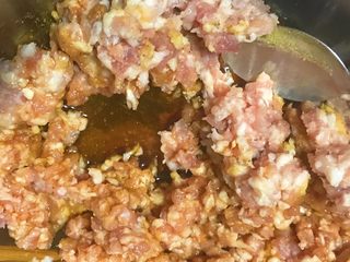 8、过年走油@萝卜丝丸子,酱青一汤匙,搅拌一下。