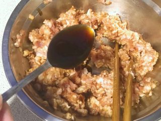 9、过年走油@萝卜丝丸子,再加上蚝油一汤匙。