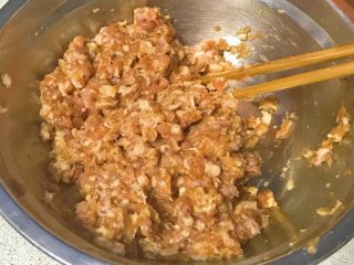 10、过年走油@萝卜丝丸子,调入0.5汤匙糖拌匀。