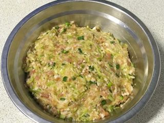 13、过年走油@萝卜丝丸子,拌到肉馅里。