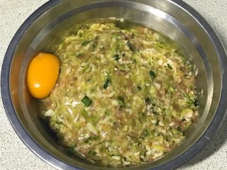 14、过年走油@萝卜丝丸子,磕入一粒鸡蛋。