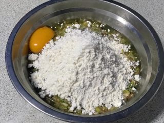 15、过年走油@萝卜丝丸子,加入200克面粉。