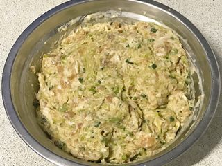 16、过年走油@萝卜丝丸子,和均匀。