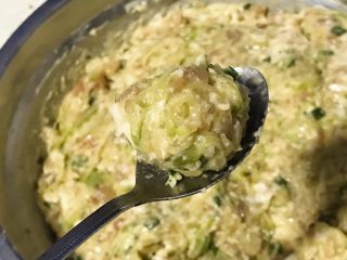 17、过年走油@萝卜丝丸子,这样丸子的料就做好了。