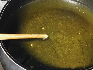 18、过年走油@萝卜丝丸子,油烧至70度左右,有筷子试一下,周围冒泡,就可以开始炸了。