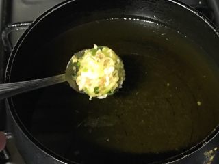 19、过年走油@萝卜丝丸子,小火,小勺子挖一块,小心下锅。