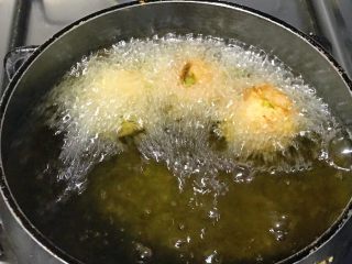 20、过年走油@萝卜丝丸子,下锅后,立刻搅拌一下,防止粘连。