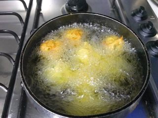 21、过年走油@萝卜丝丸子,炸到浮起,外皮金黄。