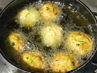 22、过年走油@萝卜丝丸子,翻滚一下,让丸子上色均匀。