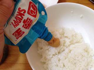 2、花生酱包饭,大米饭加盐、白醋，挤入四季宝花生酱