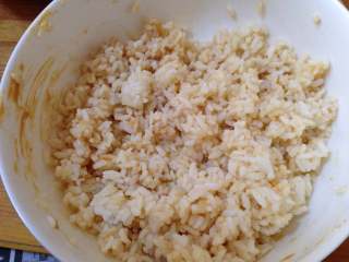 3、花生酱包饭,把花生酱和米饭完全拌匀