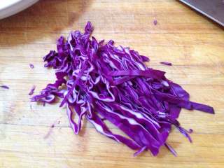 4、花生酱包饭,紫甘蓝洗净切细丝