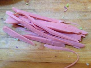 6、花生酱包饭,火腿肠切丝