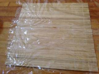 7、花生酱包饭,寿司帘上铺上保鲜膜