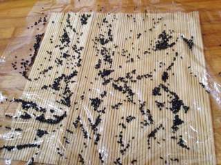 8、花生酱包饭,撒少许黑芝麻