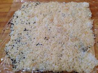 9、花生酱包饭, 铺上拌好的大米饭压平