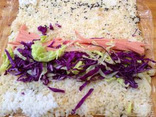 11、花生酱包饭,再放上紫甘蓝丝和火腿丝