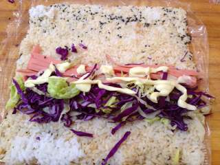 12、花生酱包饭,挤入适量沙拉酱