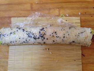 13、花生酱包饭,用寿司帘卷紧