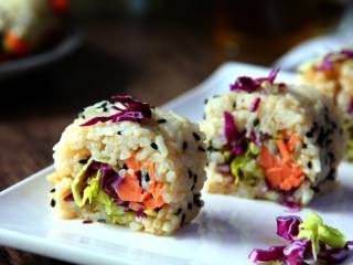 14、花生酱包饭,最后切段即可食用