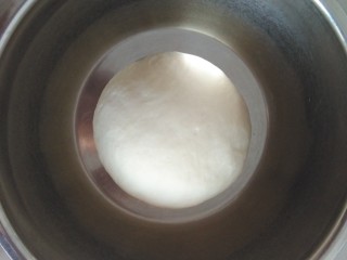 1、超级无敌软妹子牛奶卷,中种面团，揉至光滑，入冷藏发酵15-17个小时。