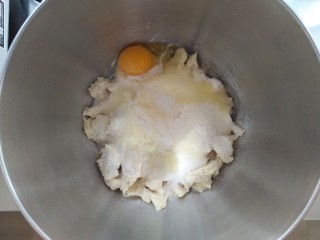 2、超级无敌软妹子牛奶卷,中种撕成小块，与主面团材料混合。