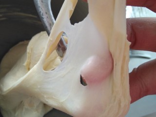 3、超级无敌软妹子牛奶卷,揉至扩展阶段，加黄油。