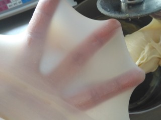 4、超级无敌软妹子牛奶卷,揉至出现结实的薄膜。