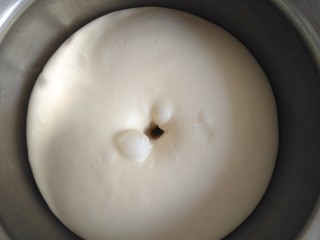 5、超级无敌软妹子牛奶卷,一发。26度左右，发酵至2-2.5倍大。用手指沾面粉戳小洞，缓慢回缩。