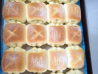 7、超级无敌软妹子牛奶卷,整形这步过程图忘记拍了????，就是擀长，然后左右内折1/3，然后再擀长，上下往里卷至中间。（希望你们能明白我的意思????，下次做把这个过程图补上。）