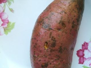 1、红薯奶酪焗蛋,选腹部稍鼓的红薯洗净,将两头稍微掰掉一点点,放入盘中,加少许水,入微波炉高火两分钟,翻面,再高火两分钟,捏捏表面,感觉内芯稍软即可。